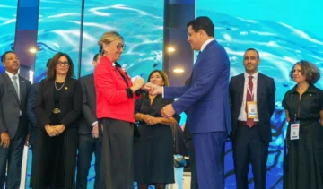  David Collado fue reconocido por la presidenta deTop Resa. Foto Mitur.