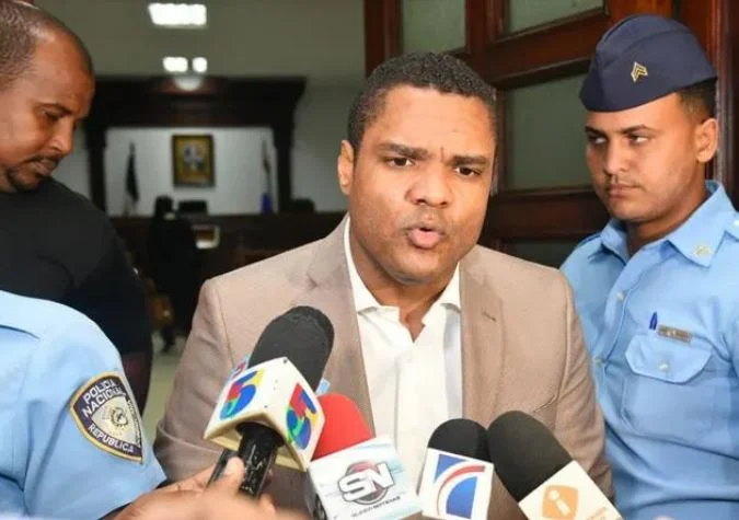 Tribunal concede permiso laboral a Donni Santana bajo condiciones 'estrictas'