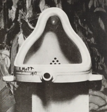  La obra original fotografiada por Alfred Stieglitz en el 291 después de la exposición de 1917 de la Sociedad de Artistas Independientes. Stieglitz utilizó un telón de fondo de The Warriors de c para fotografiar el urinario. La etiqueta de entrada de la exposición se puede ver claramente. Autor: Marcel Duchamp. Creación 1917.