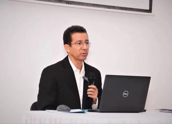  Dustin Muñoz, pintor y profesor de artes visuales (Foto Vivedominicana.com)