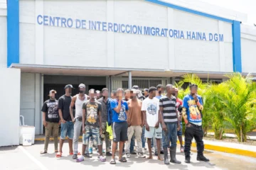El Ejército detiene a 13 haitianos en condición migratoria irregular localizados por dron El Ejército detiene a 13 haitianos en condición migratoria irregular localizados por dron