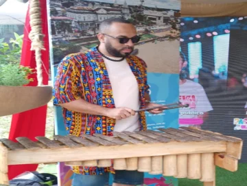  El autor tomando clases de marimba en el Festival Petronio 2025 en Cali Colombia.