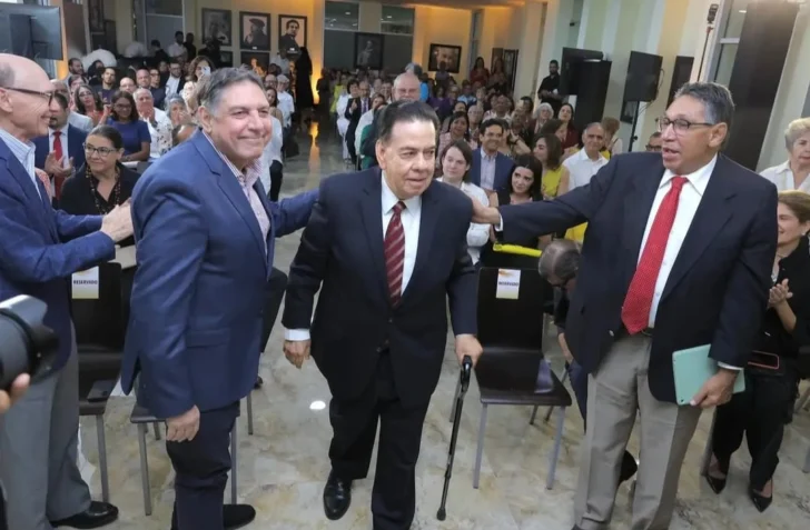Amadeo Julián gana XXVII Premio Feria del Libro Eduardo León Jimenes