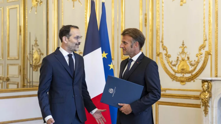 El embajador David Puig presentó Cartas Credenciales al presidente de la República Francesa, Emmanuel Macron