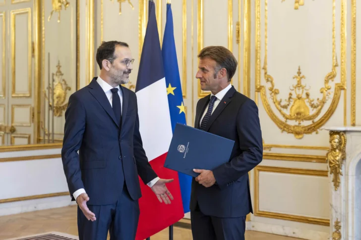El embajador David Puig presentó Cartas Credenciales al presidente de la República Francesa, Emmanuel Macron