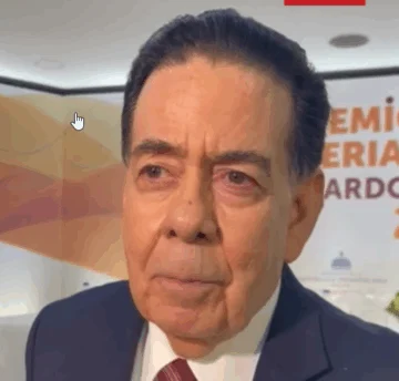  El escritor Amadeo Julián habla a los medios luego de recibir su premio.