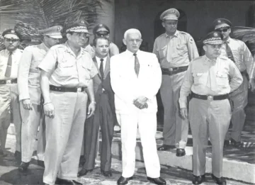  El presidente Juan Bosch junto a la plana mayor de las Fuerzas Armadas que le dio el Golpe de Estado el 25 de septiembre de 1963, en coordinación con el general Elías Wessin y Wessin del CEFA, la oligarquía dominicana, la alta jerarquía católica y los Estados Unidos.