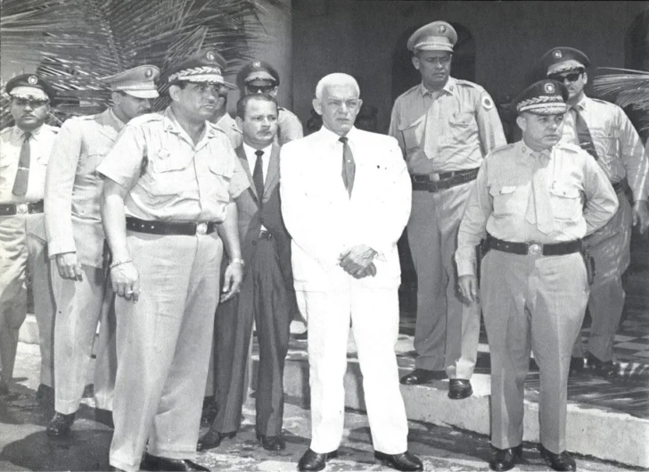  El presidente Juan Bosch junto a la plana mayor de las Fuerzas Armadas que le dio el Golpe de Estado el 25 de septiembre de 1963, en coordinación con el general Elías Wessin y Wessin del CEFA, la oligarquía dominicana, la alta jerarquía católica y los Estados Unidos.