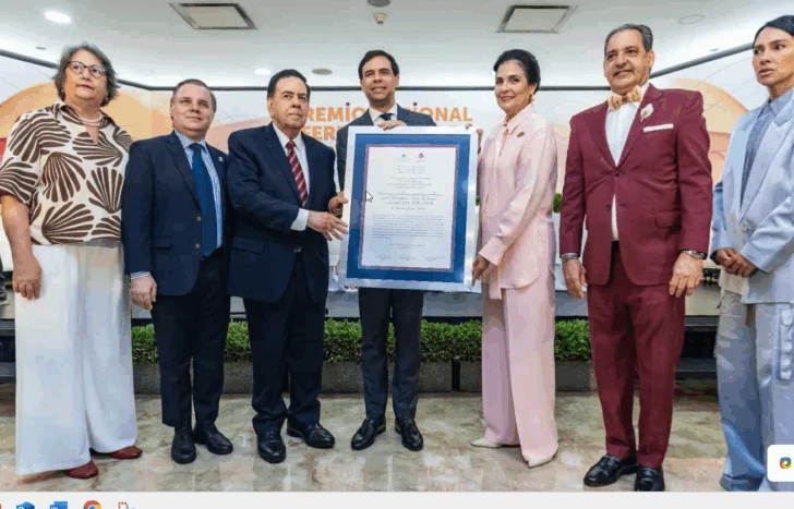 Entrega-a-Amadeo-Julian-del-XXVII-Feria-del-Libro-Eduardo-Leon-Jimenes-728x467
