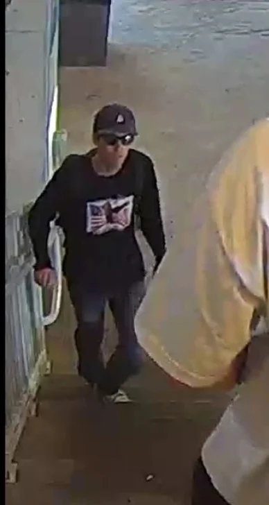  USA4460. WASHINGTON (DC, EEUU), 11/09/2025.- Fotografía publicada por el FBI donde aparece el supuesto sospechoso del asesinato de Charlie Kirk subiendo unas escaleras con una sudadera que parece llevar impresa la imagen de una bandera estadounidense con un águila calva superpuesta. El FBI ha publicado este jueves dos fotografías del sospechoso de haber asesinado en la víspera en un campus universitario de Utah al activista conservador Charlie Kirk en las que se aprecia un varón blanco que viste pantalones, sudadera y gorra oscuras y que usa gafas de sol. EFE/FBI /SOLO USO EDITORIAL /NO VENTAS /SOLO DISPONIBLE PARA ILUSTRAR LA NOTICIA QUE ACOMPAÑA /CRÉDITO OBLIGATORIO /MÁXIMA CALIDAD DISPONIBLE