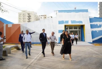  El ministro de Cultura, Roberto Ángel Salcedo (centro, con traje oscuro), junto a otros funcionarios, inspecciona las instalaciones para la FILSD 2025.