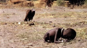  Fotografía de Kevin Carter tomada en 1993 al niño sudanés Kong Nyong/Tomada de youtube