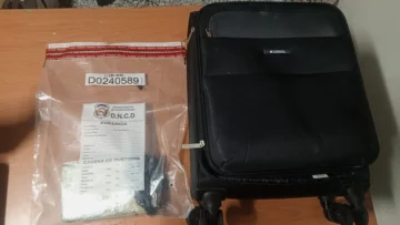 Arrestan a lituano con un kilo de cocaína escondido en maleta de mano en el AILA