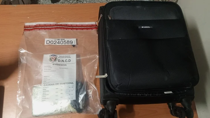 Arrestan a lituano con un kilo de cocaína escondido en maleta de mano en el AILA