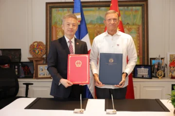 República Dominicana y China firman acuerdos de cooperación por 40 millones de dólares y 450 becas para funcionarios públicos República Dominicana y China firman acuerdos de cooperación por 40 millones de dólares y 450 becas para funcionarios públicos