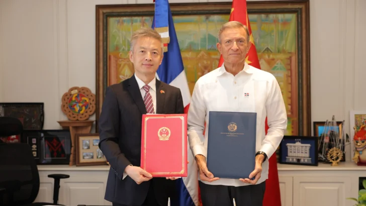 República Dominicana y China firman acuerdos de cooperación por 40 millones de dólares y 450 becas para funcionarios públicos República Dominicana y China firman acuerdos de cooperación por 40 millones de dólares y 450 becas para funcionarios públicos