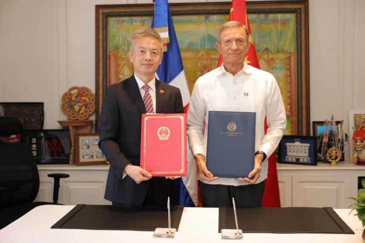 República Dominicana y China firman acuerdos de cooperación por 40 millones de dólares y 450 becas para funcionarios públicos
