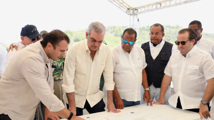 Abinader supervisa obras en Puerto Plata y se reúne con estudiantes