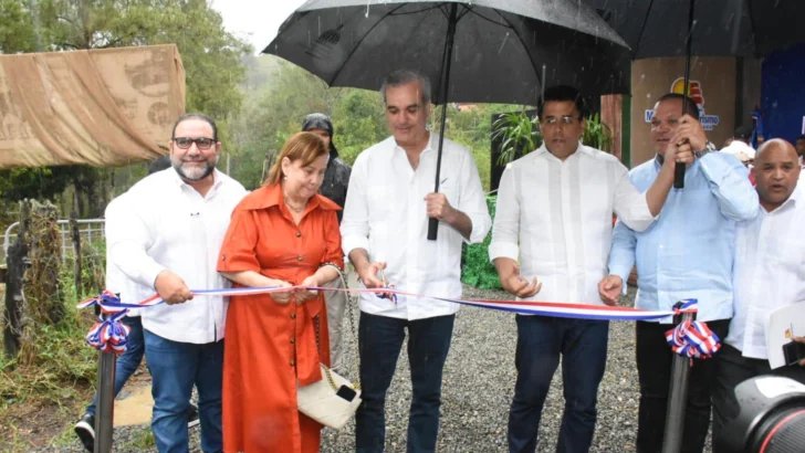 Inauguran carretera de acceso a salto de Aguas Blancas en Constanza
