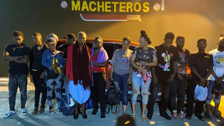El ejército detuvo a 28 haitianos en situación irregular y presentó cargos contra el conductor El ejército detuvo a 28 haitianos en situación irregular y presentó cargos contra el conductor
