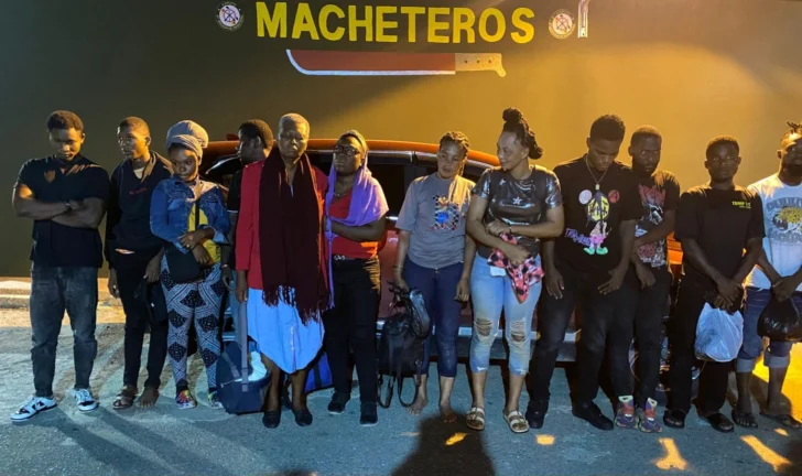 El ejército detuvo a 28 haitianos en situación irregular y presentó cargos contra el conductor