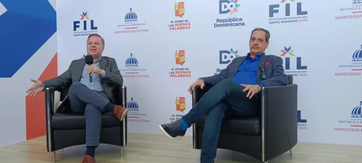  Joan Ferrer y Pascual de Moya en rueda de prensa a primeras horas de la tarde del sábado 27 de septiembre con motivo del inicio formal de actividades y ventas de la Feria del Libro 2025 en la Plaza de la Cultura,