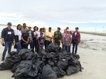 Medio Ambiente retira 1,300 libras de desechos en playa Boca Chica