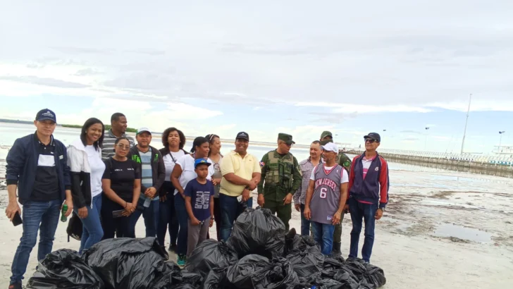 Medio Ambiente retira 1,300 libras de desechos en playa Boca Chica Medio Ambiente retira 1,300 libras de desechos en playa Boca Chica