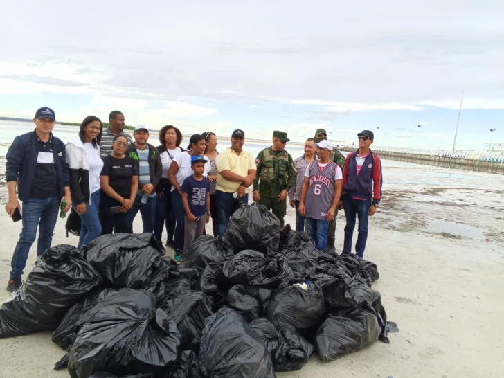 Medio Ambiente retira 1,300 libras de desechos en playa Boca Chica