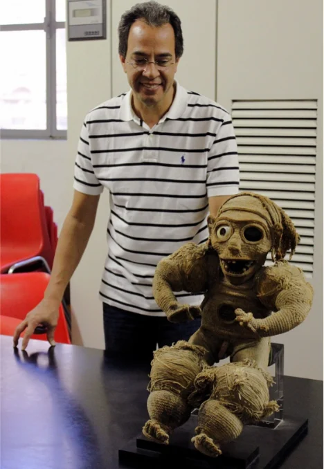  José Mármol junto a la pieza taina. Foto Danilo Manera,Italia.