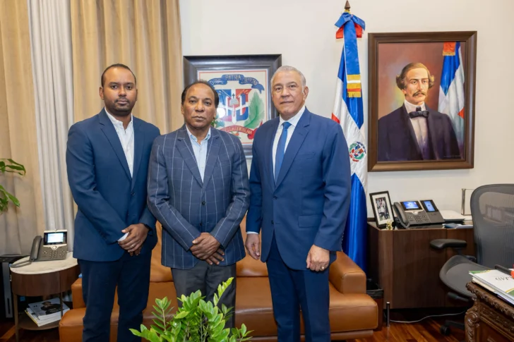 Andrés Bautista juramenta a Zorrilla Ozuna como director de Desarrollo Fronterizo