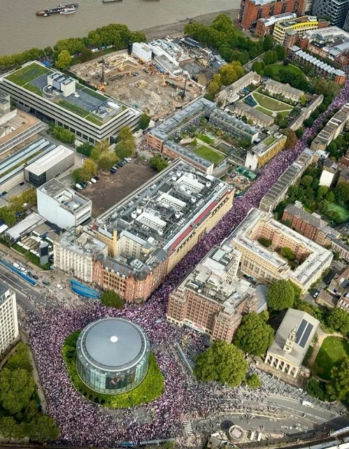 110 mil londinenses en marcha de extrema derecha contra migrantes y 5 mil en otra de repudio al racismo