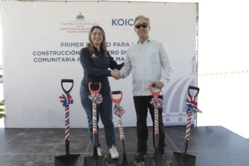 La directora de Desarrollo Social Supérate y el embajador de Korea en RD encabezan primer palazo para construcción de un CSC en Hatillo Palma.