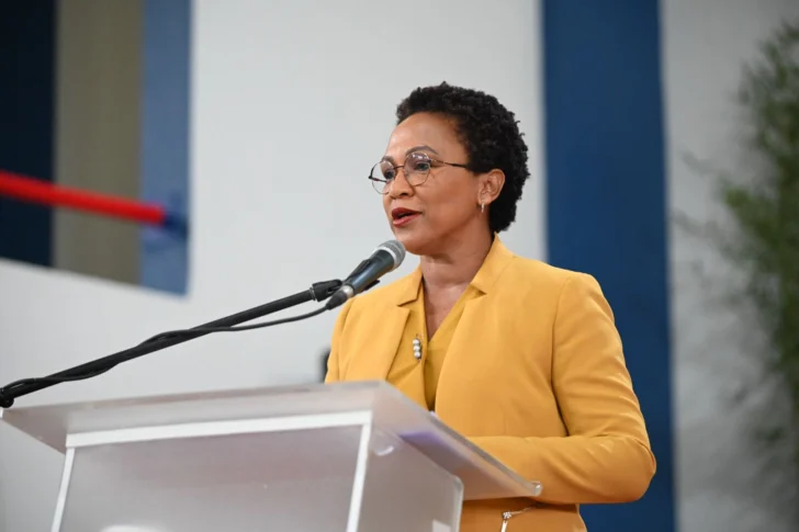 La-periodista-Edith-Febles-pronuncia-el-discurso-central-de-la-graduacion-728x485
