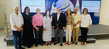  La presidenta de Adompretur junto a los expositores y pasados presidentes de la entidad.