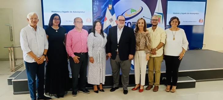 La presidenta de Adompretur junto a los expositores y pasados presidentes de la entidad.