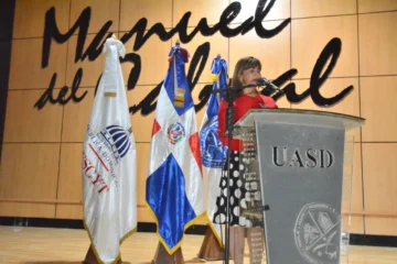 La vicerrectora de extensión de la UASD, maestra Rosalía Sosa se dirige a los presentes.