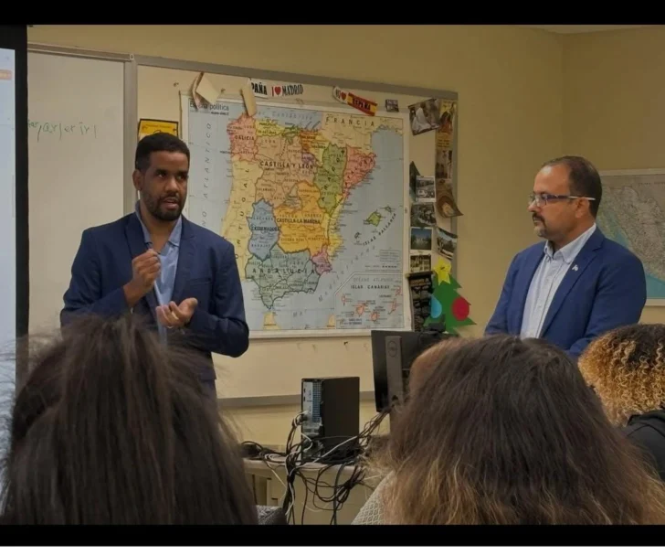 Autor dominicano presenta libro en St. Petersburg College, Florida Autor dominicano presenta libro en St. Petersburg College, Florida