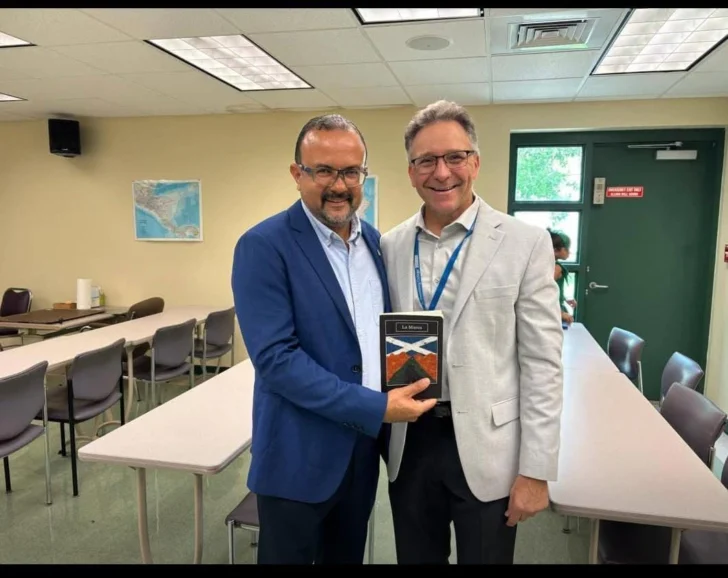 Autor dominicano presenta libro en St. Petersburg College, Florida Autor dominicano presenta libro en St. Petersburg College, Florida