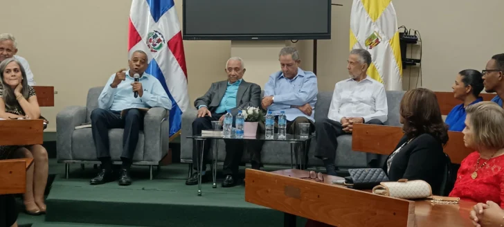  Mario Diaz presenta El Bolero en Iberoamerica. A su lado Rafael Solano, Felix Jimenez, y Valentín Ramos.
