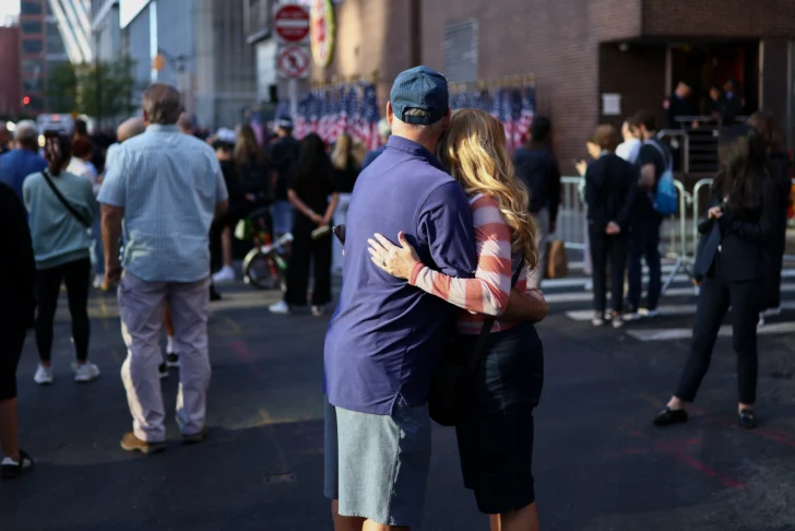  La gente rinde homenaje cerca del Monumento Nacional del 11 de Septiembre en el complejo del World Trade Center, antes del inicio de las ceremonias que conmemoran el 24.º aniversario de los atentados del 11-S en Nueva York el 11 de septiembre de 2025. Nueva York conmemoró el jueves los devastadores atentados del 11 de septiembre de 2001, 24 años después de los secuestros de aviones que se cobraron casi 3.000 vidas y cambiaron para siempre a Estados Unidos. (Foto de CHARLY TRIBALLEAU / AFP)