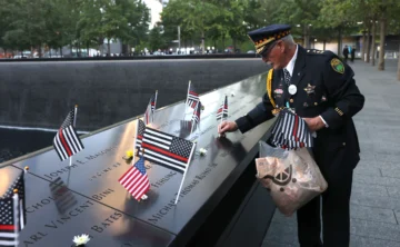  El jefe retirado de Willow Springs, Illinois, Sam Pulia, coloca banderas en la piscina de la Torre Sur del Monumento Nacional del 11 de Septiembre, parte del complejo del World Trade Center, antes del inicio de las ceremonias que conmemoran el 24.º aniversario de los atentados terroristas del 11 de septiembre de 2001, en Nueva York el 11 de septiembre de 2025. (Foto de Timothy A. Clary / AFP)