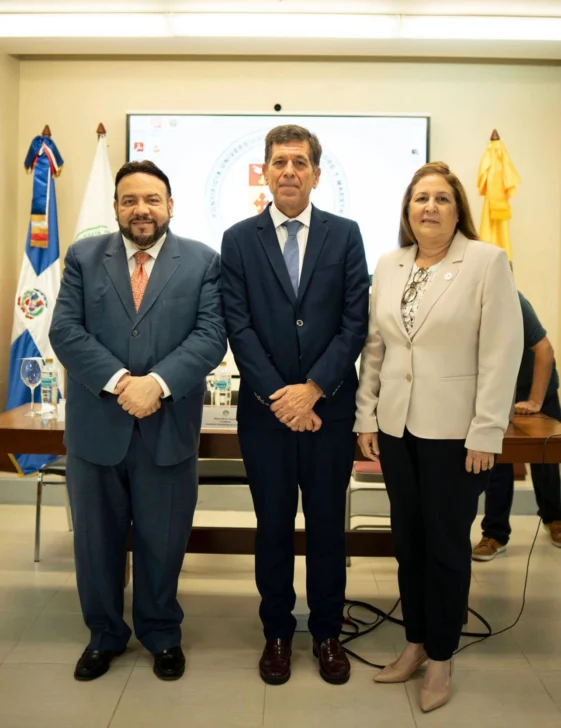 Miguel Reyes Sanchez, Esteban Mira y Dra. Virginia Flores Sasso, vicerrectora de investigación de la PUCMM.