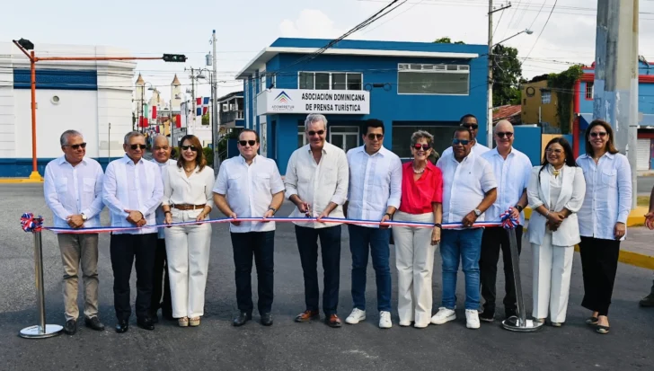 Gobierno entrega casa en Puerta Plata a Adompretur