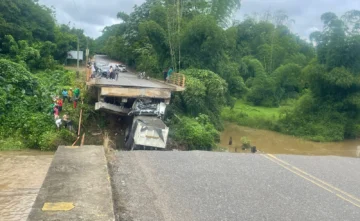 Muere conductor de camión que cayó al río tras colapso de puente en Yamasá