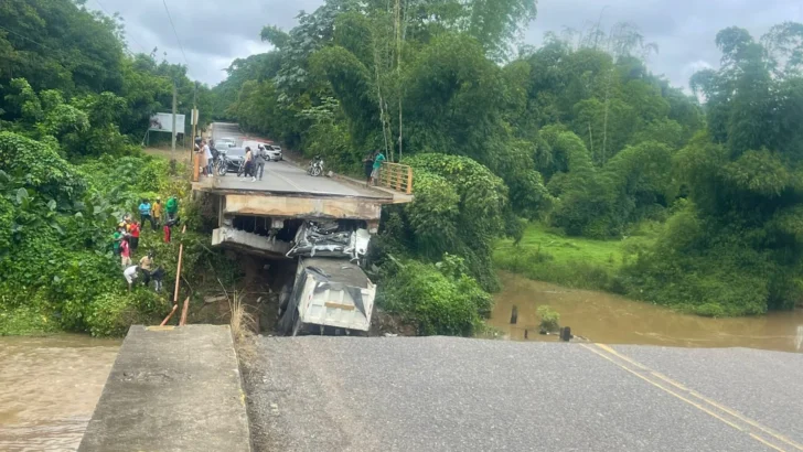 Muere conductor de camión que cayó al río tras colapso de puente en Yamasá