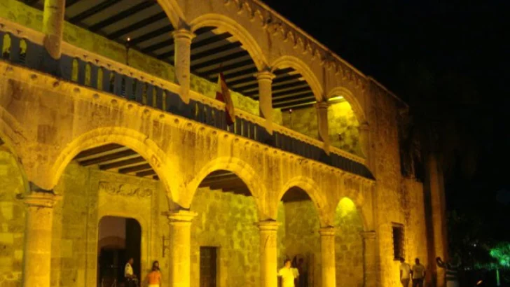 Colmadones abiertos, cultura cerrada