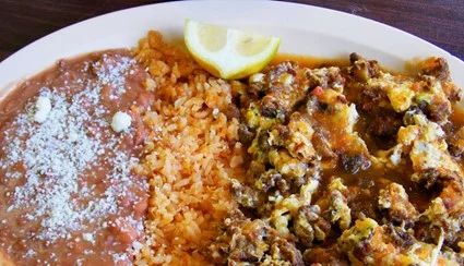  Plato típico de Michoacán, México llamado aporreadillo, elaborado con carne en conserva y huevo, cubierto con salsa roja o verde. Foto: Jonathan De Oleo 2014.