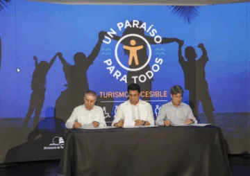  Las autoridades del Clúster Turístico, la Asociación de Hoteles de Bayahíbe y el Ministro de Turismo, cuando anunciaban la declaratoria este jueves 18 de septiembre. Foto: Madelyn Harrigan/Adompretur La Romana.