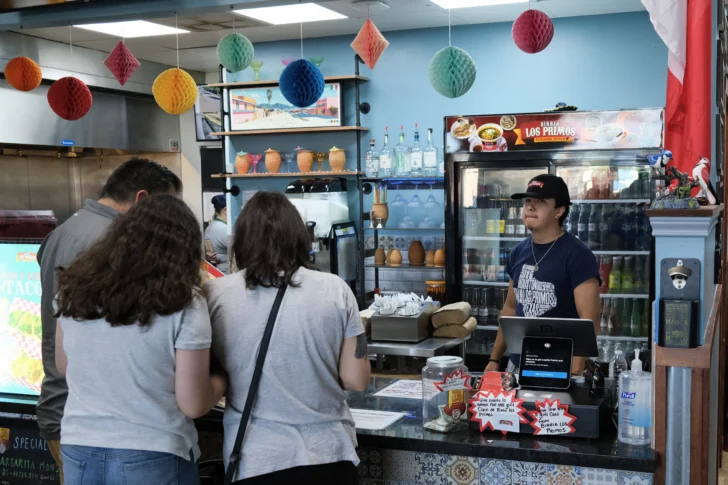  Un empleado (R) atiende a los clientes en un restaurante mexicano en Houston, el 10 de septiembre de 2025. Mientras los agentes de inmigración estadounidenses realizan redadas, los restaurantes en Texas y en todo el país están sufriendo gravemente ya que los clientes tienen miedo de salir de casa y algunos empleados desconfían de venir a trabajar mientras la administración del presidente Donald Trump continúa con su tenaz campaña para arrestar y expulsar a personas sin documentos de residencia.<br />(Foto de RONALDO SCHEMIDT / AFP)